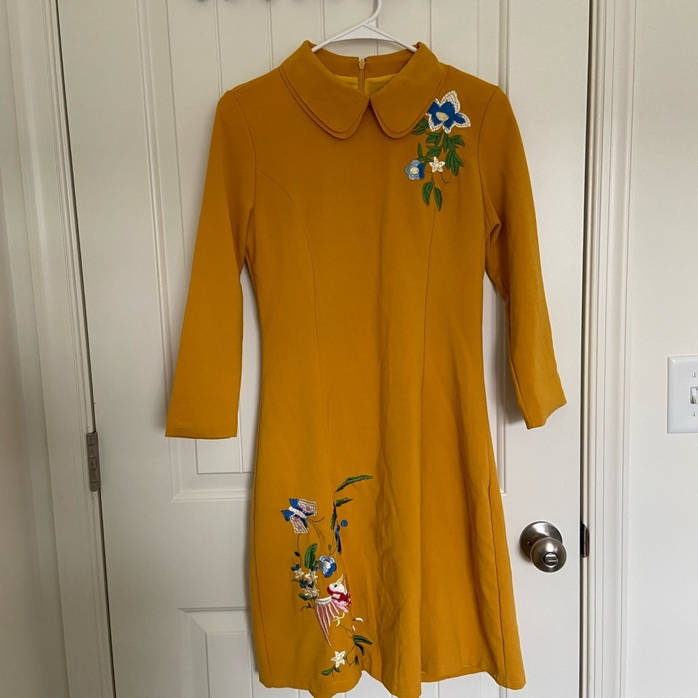 NWOT | Women’s deep yellow floral embroidered shift swing collared dress medium